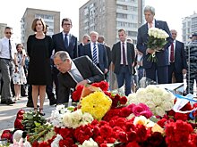 Лавров и Керри принесли цветы к посольству Франции в Москве