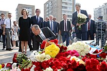 Лавров и Керри принесли цветы к посольству Франции в Москве