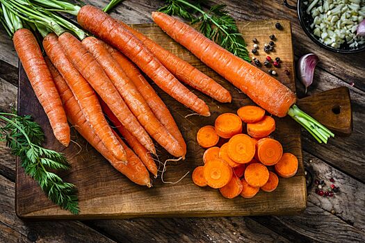 Инфлюенсеры скупают морковь ради того, чтобы стать более загорелыми. Почему это опасно?