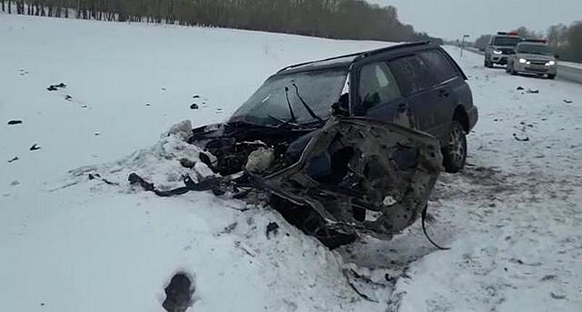 Под Новосибирском «Субару» смяло в ДТП с грузовиком: погиб пассажир