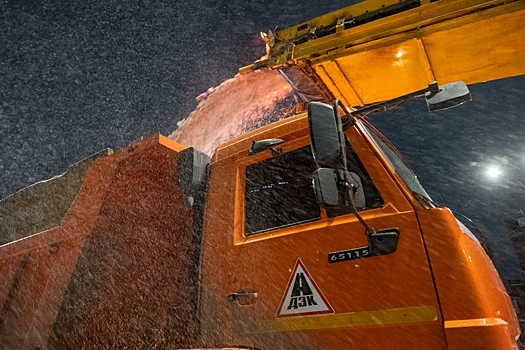 В Кемерове высыпали 90 тонн реагентов для борьбы с гололедом