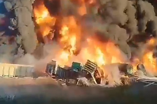 Два человека ранены после ДТП фуры с поездом, который вез бензин под Смоленском