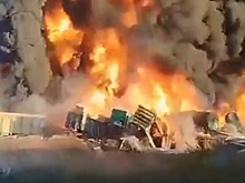 Шесть вагонов с горючим тушат после аварии с поездом и грузовиком под Смоленском