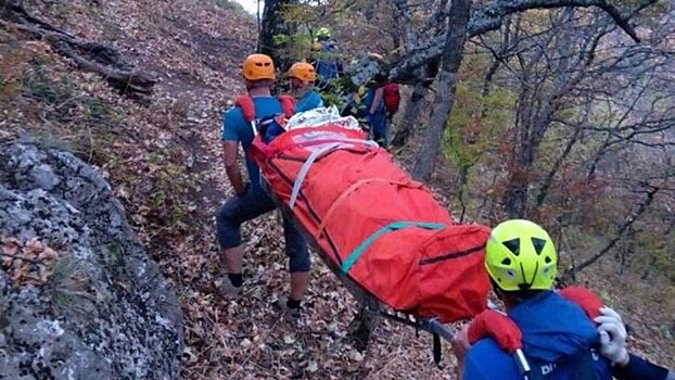 В Крыму спасли двух туристов, сорвавшихся со скалы