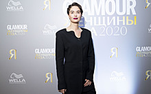Агата Муцениеце блеснула на премии Glamour в костюме с фантазийным воротом и кедах