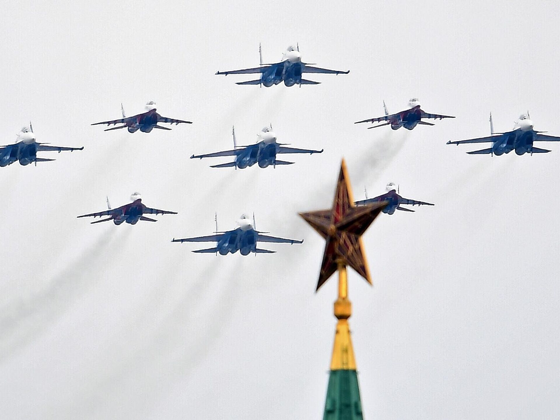 Синоптик объяснил отмену воздушной части парада в Москве
