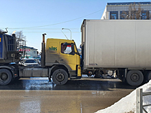 Столкнувшиеся фуры парализовали движение в центре Кемерова