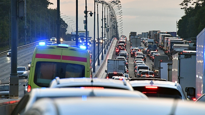 Авария с участием нескольких автомобилей произошла на МКАД