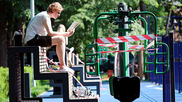 Мнение: штрафы за пользование лавочками в парках гонят москвичей в Крым