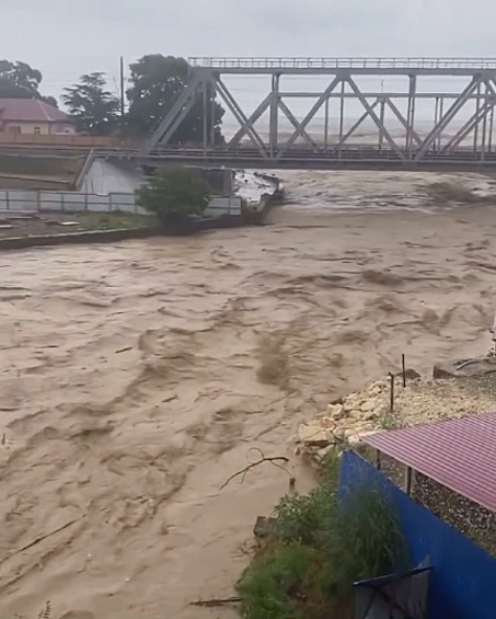 На море сильный ветер и волны.