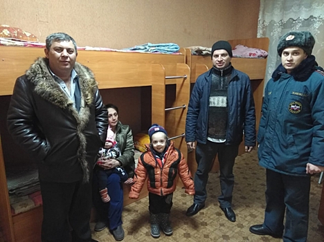 Омские спасатели не дали замерзнуть на трассе семье из Саратова