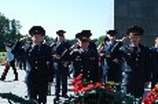 Ветераны УИС, руководство и сотрудники ГУФСИН России по г. Санкт-Петербургу и Ленинградской области возложили цветы к монументу «Мать-Родина» на Пискаревском мемориальном кладбище