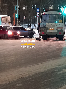 Маршрутка столкнулась с легковушкой на кемеровском перекрестке