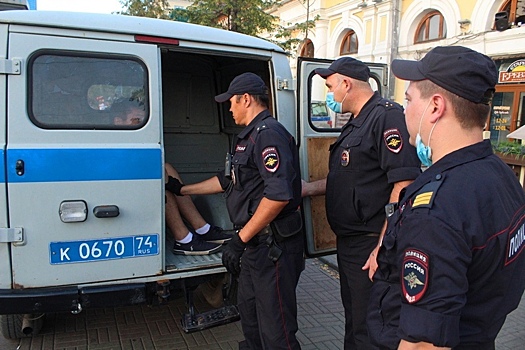 Пьяный челябинец на Кировке избил девушку и бросился с кулаками на полицейского