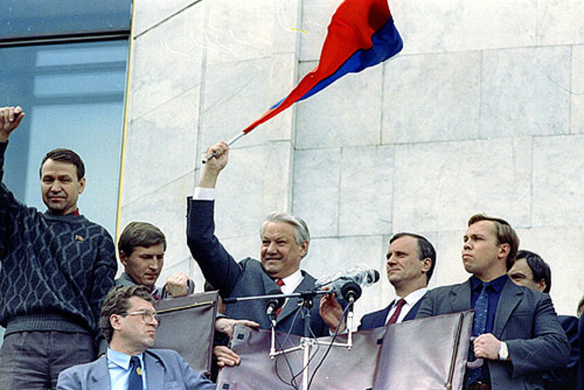 22 августа ГКЧП-исты арестованы, в Москве траур по погибшим. В 12.00 у Белого дома начался митинг с участием Ельцина, Силаева и Хасбулатова.