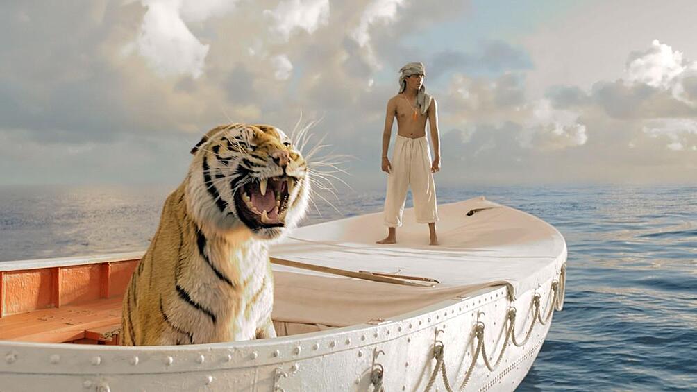 Кадр из фильма «Жизнь Пи», когда лодка с человеком и бенгальским тигром затерялась на просторах Тихого океана.