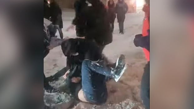 Опубликовано видео массовой драки возле ночного клуба в Твери