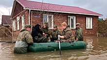 Военнослужащие спасли женщину из затопленного дома в Орске
