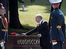 Путин возложил венок к Могиле Неизвестного Солдата