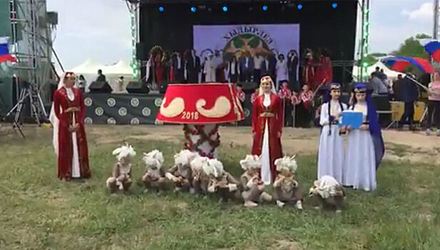 Хыдырлез в Бахчисарае: танцы, угощения и самая большая феска в мире