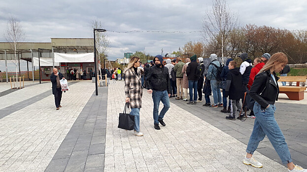 Длинная очередь выстроилась у канатной дороги в Нижнем Новгороде 4 мая