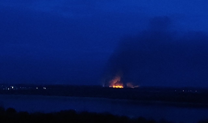 В пойме под Волгоградом 6 апреля тушили сильный ландшафтный пожар