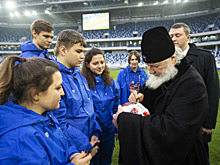 Патриарх Кирилл подписал футбольный мяч для калининградского стадиона