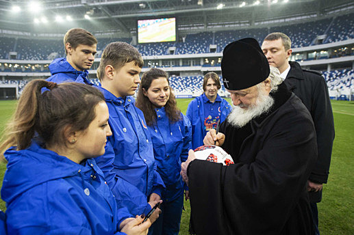 Патриарх Кирилл подписал футбольный мяч для калининградского стадиона