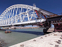 На Крымском мосту положили первый асфальт