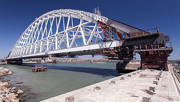 На Крымском мосту положили первый асфальт