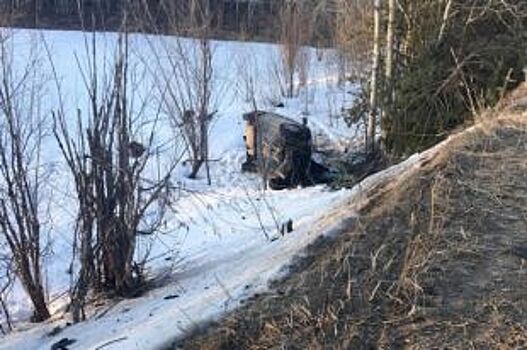 В Сургутском районе «Skoda» вылетела в кювет. Погиб водитель