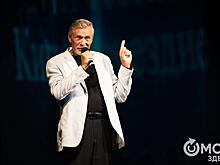 "Хватит рыбачить, пора на сцену". Александр Михайлов встретился с омичами