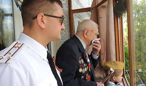 Волгоградские росгвардейцы поздравили ветерана ВОВ с 96-летием