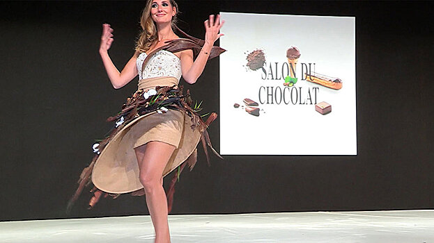 Сладкое вам к лицу: модели на подиуме в шоколадных платьях