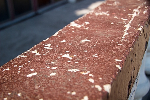 Новые бордюры во Владивостоке "растаяли" со снегом