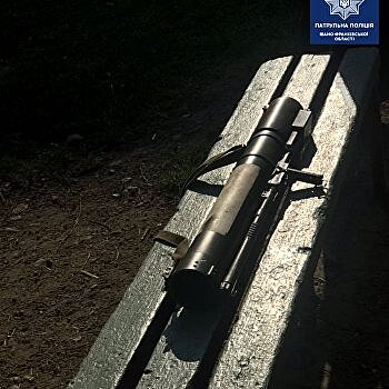 Лежал на лавочке: в Ивано-Франковске посреди двора обнаружили гранатомет