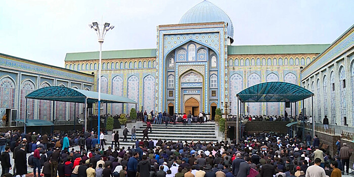 В Таджикистане после двухнедельного перерыва открылись мечети