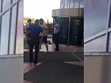 Разъяренный волгоградец устроил потасовку с полицией на входе в «КомсоМОЛЛ»