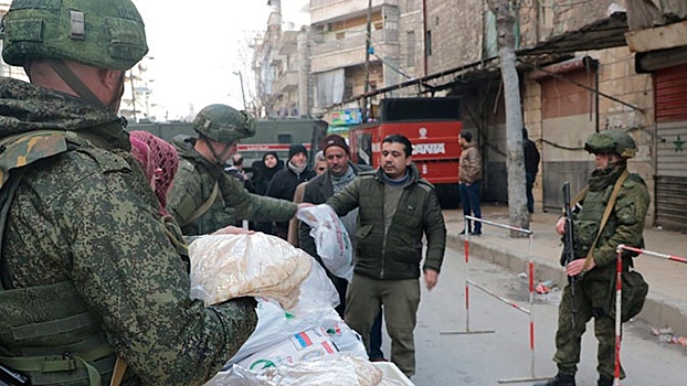 Военные РФ раздали две тонны гуманитарной помощи в Сирии
