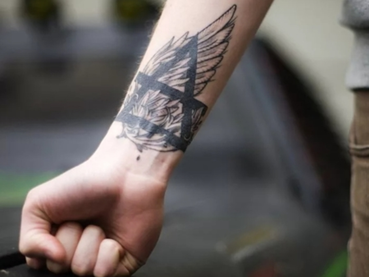 тату на запястье для девушек. татуировка на запястье для девушек. тату на запястье. тату love на запястье. тату на запястье.