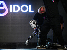 Упавшего российского робота Aidol научат нормально ходить