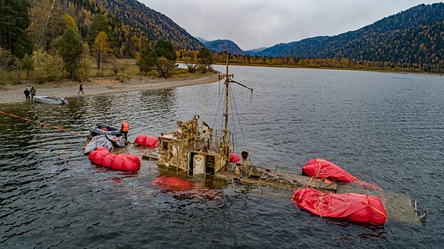 Со дна Телецкого озера на Алтае подняли теплоход, затонувший 27 лет назад