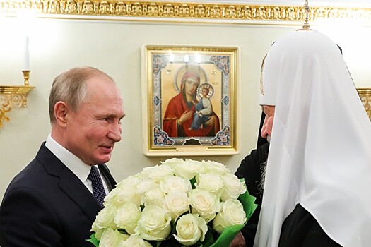 Путин подарил Кириллу белые розы