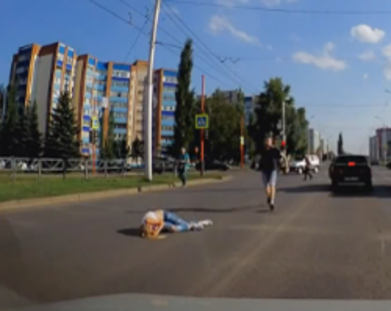В Башкортостане ВАЗ на полном ходу сбил девушку. Видео