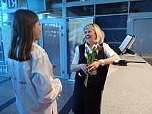 Цветы и радость в рабочий день. Волонтеры поздравили женщин всей России с 8 марта