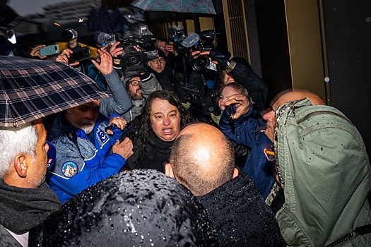 Родные погибших набросились на владельцев сгоревшего бара на швейцарском курорте