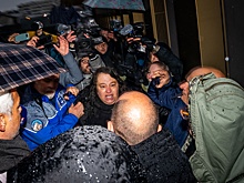 Родные погибших набросились на владельцев сгоревшего бара на швейцарском курорте