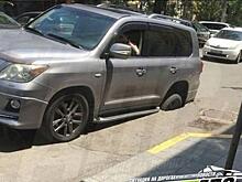 Дорогое авто провалилось в открытый люк во Владивостоке