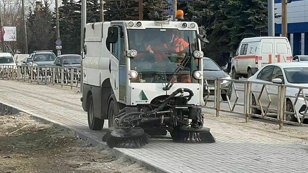 В Кирове убирают противогололедные материалы с тротуаров