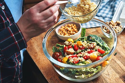 Как правильно хранить салаты, чтобы продлить их свежесть